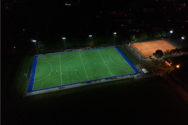 Aménagement terrain de hockey, terrain de rugby en gazon naturel et 3 terrains de tennis en terre battue - Sportinfrabouw NV